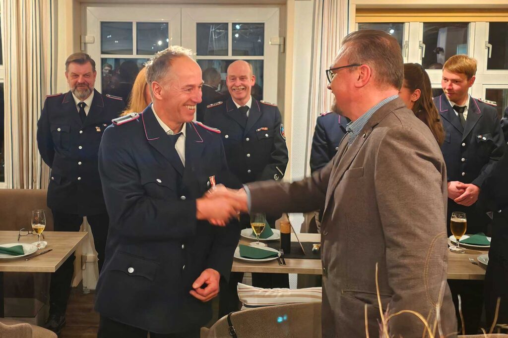 Rainhard Boyens erhält das Brandschutz Ehrenkreuz in Silber am Bande