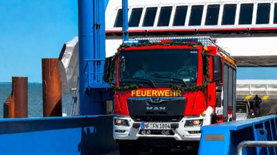 Blaulicht, Martinshorn und große Freude: Norddorf begrüßt sein neues LF 10